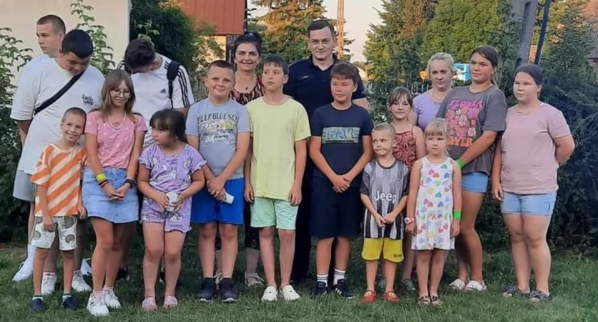 Bezpieczne lato. Spotkanie dzielnicowego z dziećmi w Załawie