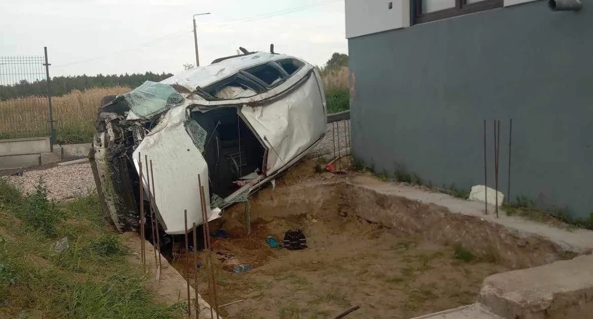 Groźny wypadek w Jastrzębiu. Ford dachował przy cmentarzu
