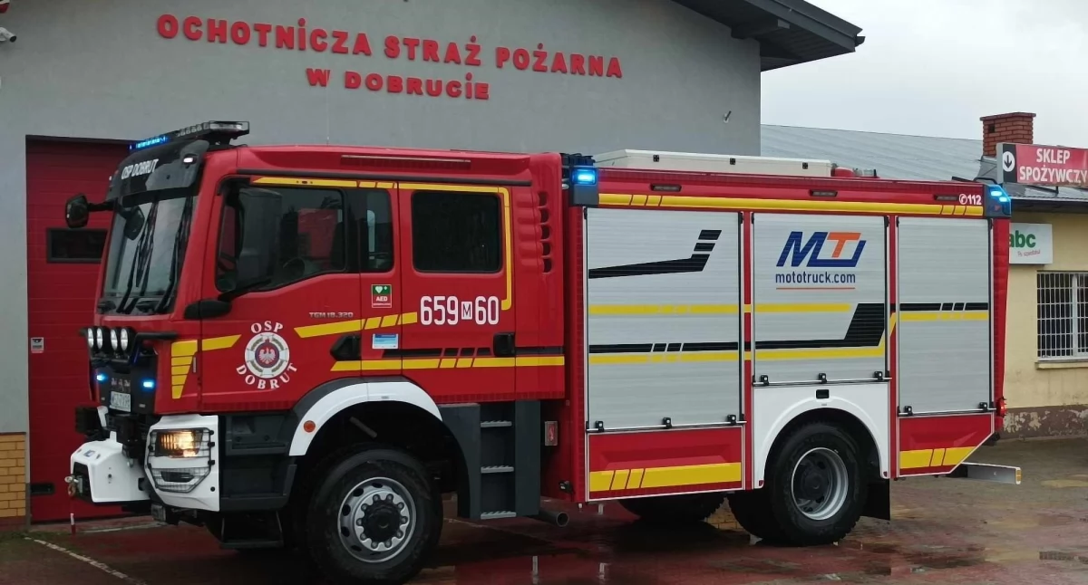 Strażacy z Dobrutu dostali ratowniczo-gaśniczy samochód