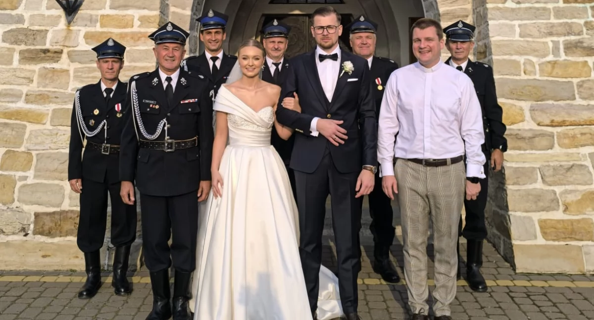 Chlewiska. Uroczystość ślubna druhny Natalii i druha Karola z udziałem strażaków!