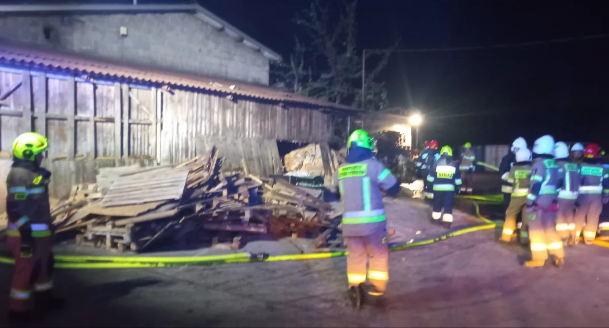 Pożar hali w Nadolnej i wyciek kwasu siarkowego – interwencja służb ratunkowych