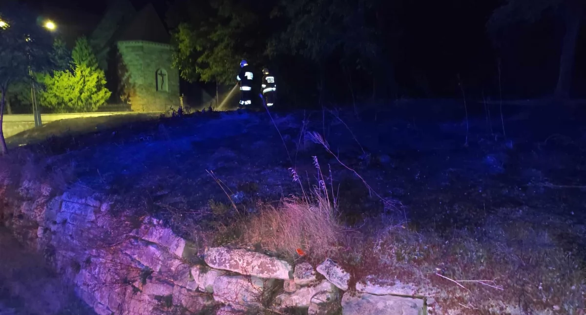 Nocna akcja OSP Jastrząb. Pożar w okolicy kościoła 