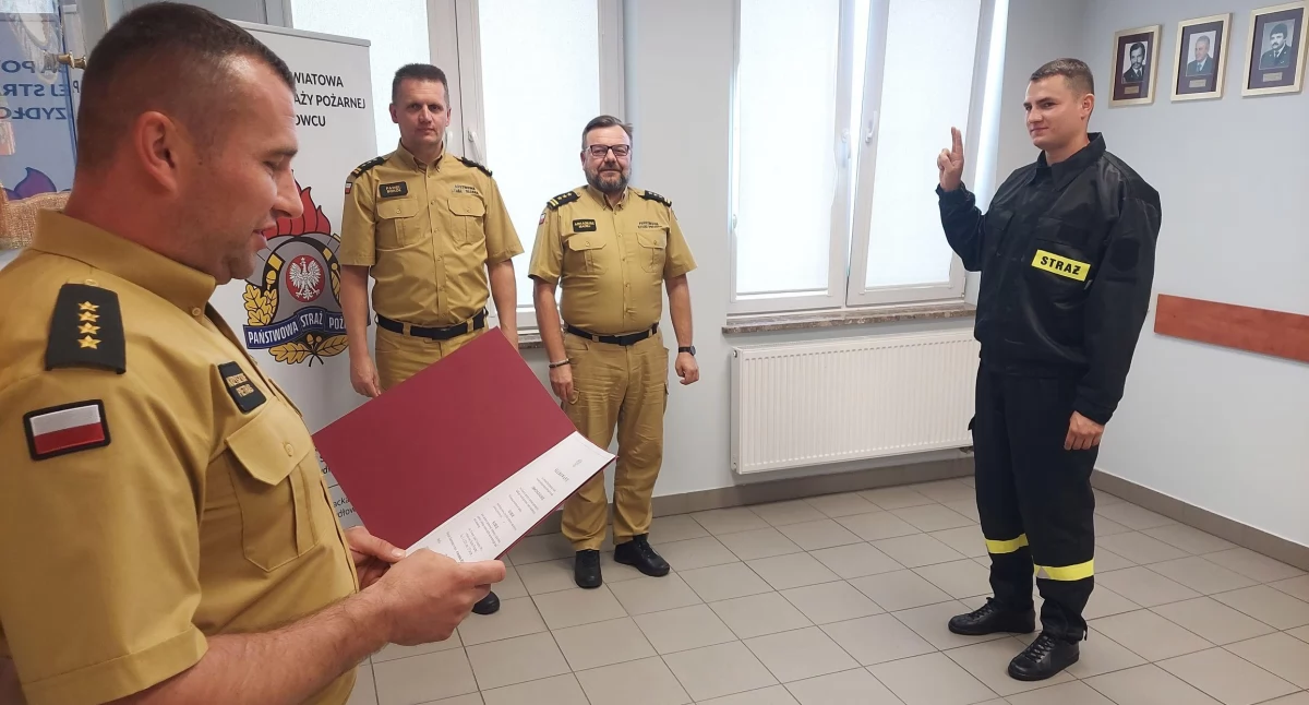 Uroczyste ślubowanie nowego strażaka w Komendzie Powiatowej PSP w Szydłowcu