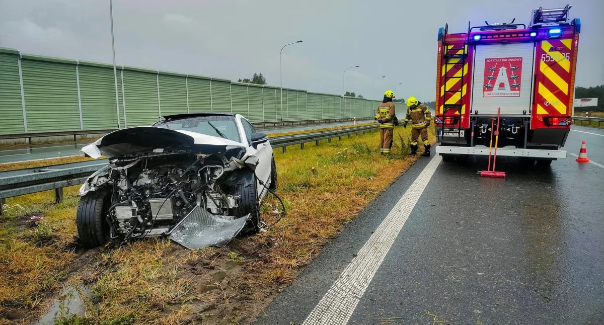 Kolizja na trasie S7 i interwencje strażaków po intensywnych opadach w Orońsku