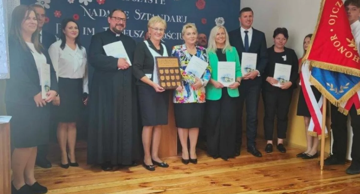 Nadanie sztandaru Szkole Podstawowej im. T. Kościuszki w Ciepłej