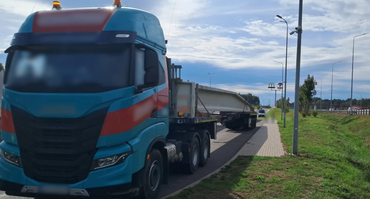 Pod Szydłowcem ciężarówki przekroczyły dopuszczalną długość o ponad 23 metry