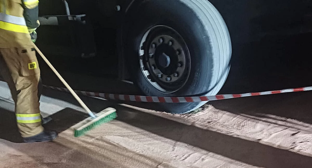 Awaria hydrauliczna żurawia i wyciek oleju w Łaziskach
