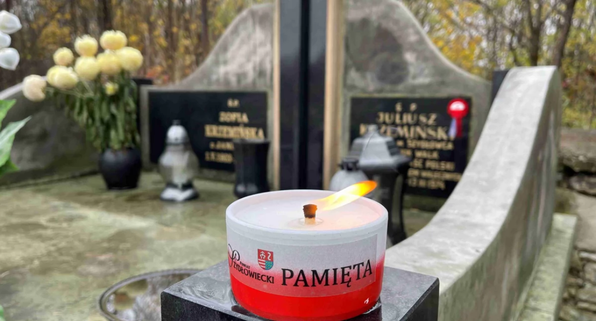 Kotylion i znicz pamięci dla bohatera w Szydłowcu