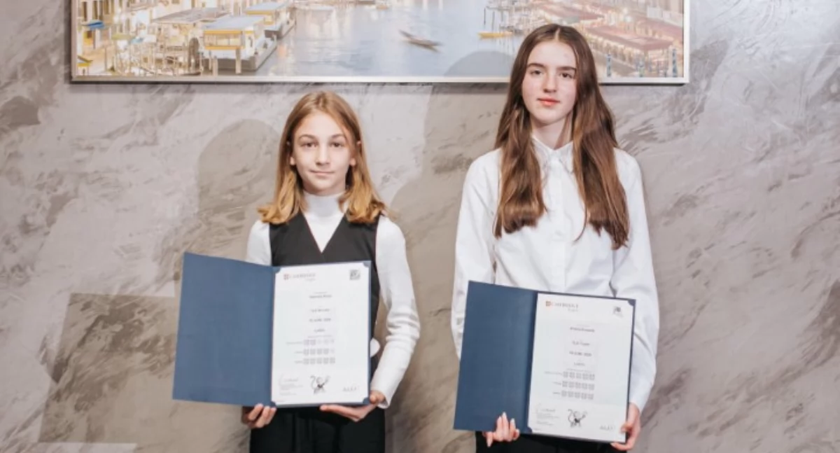 Sukces uczennic Amelii i Gabrieli z PSP w Mirowie na międzynarodowym egzaminie Cambridge Assessment English