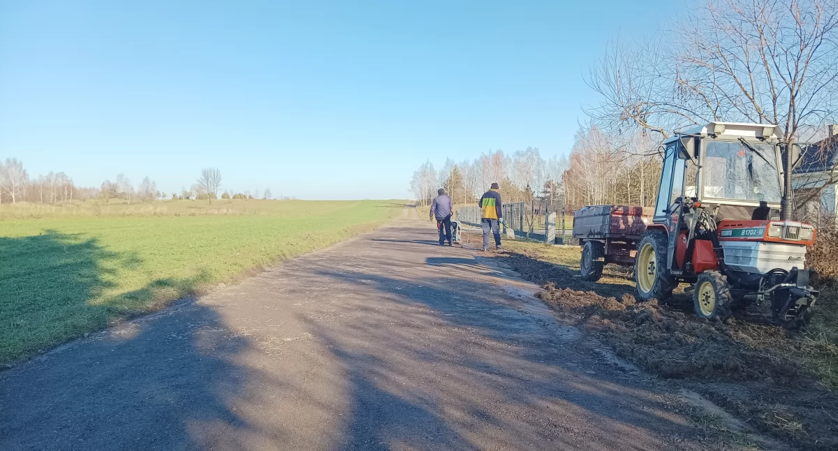 Prace na drodze w Mirowie Starym