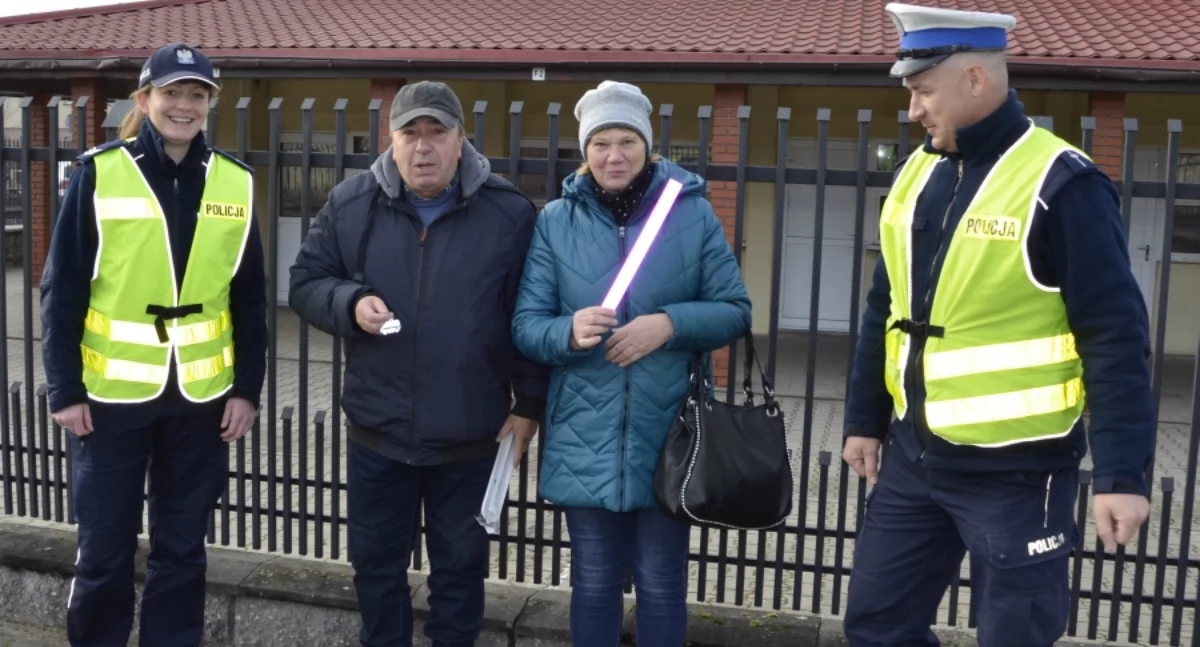 Policjanci z Szydłowca rozdawali odblaski z okazji Mikołajek!