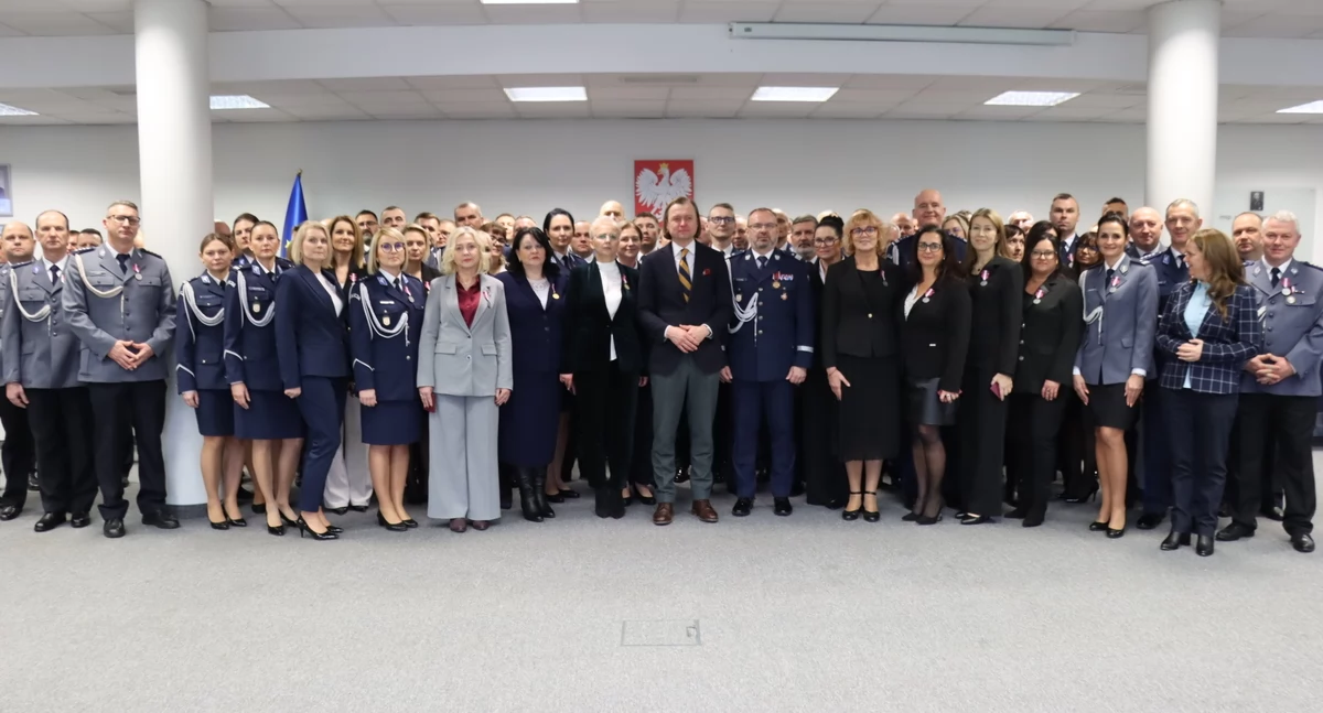Medale i wyróżnienia dla zasłużonych funkcjonariuszy i pracowników policji 