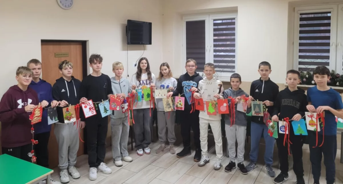 Konkurs na najładniejszy łańcuch z kartek świątecznych w Szkole Podstawowej Nr 1 w Szydłowcu