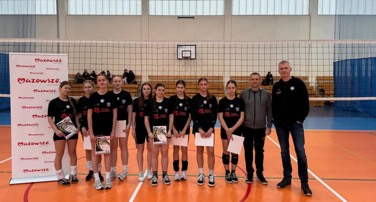 Turniej Mikołajkowy w Wolanowie. Reprezentacja PSP 2 w Szydłowcu na podium
