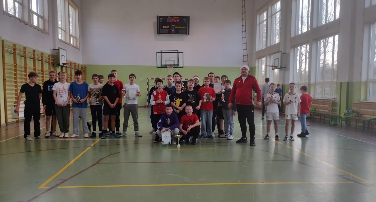 Mikołajkowy Turniej Piłki Halowej w szkole w Chlewiskach