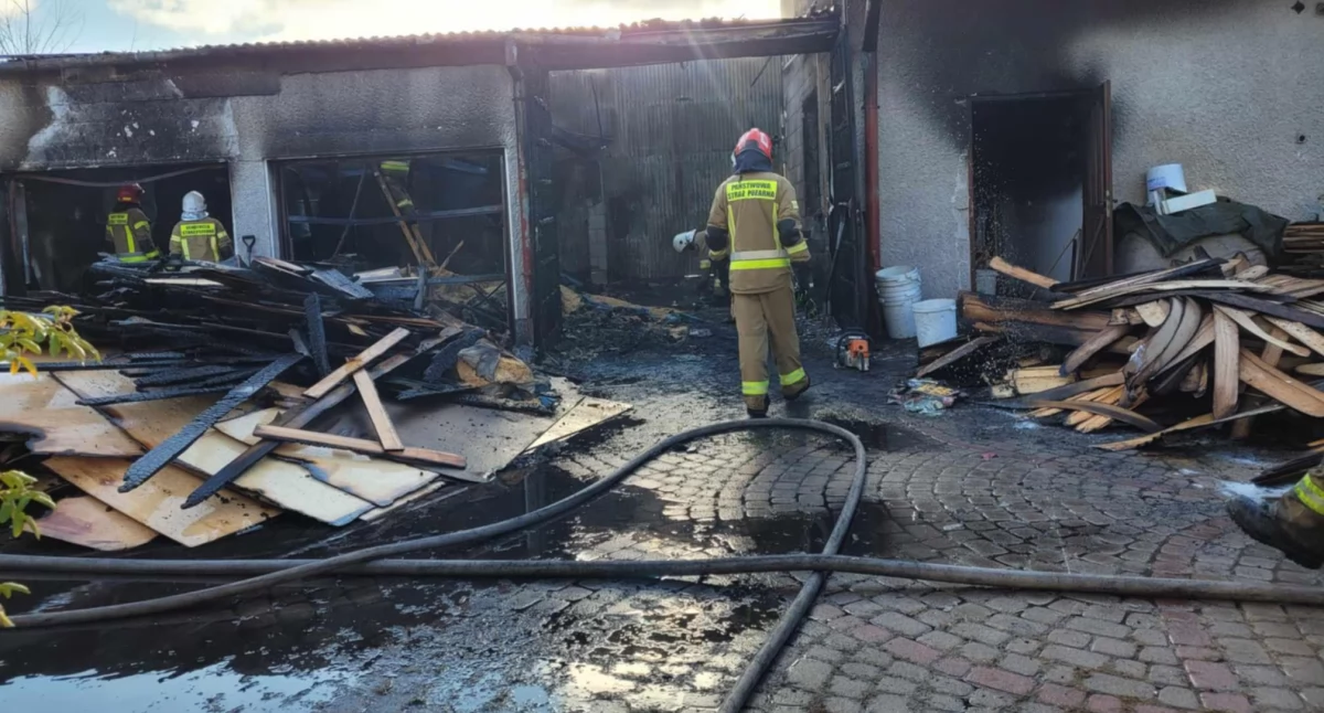 Pożar zakładu stolarskiego, zerwana plandeka i wypadek w Szydłowcu