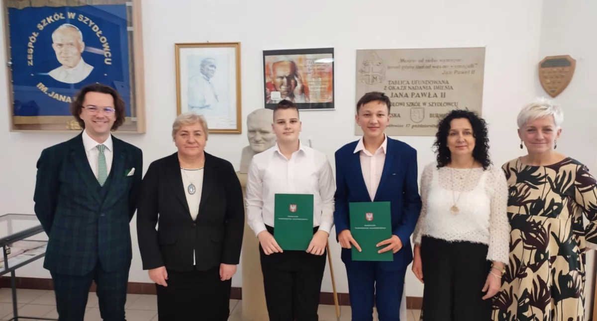 Bartłomiej Górlicki i Igor Sadkowski ze szkoły w Szydłowcu z nagrodą od Marszałka