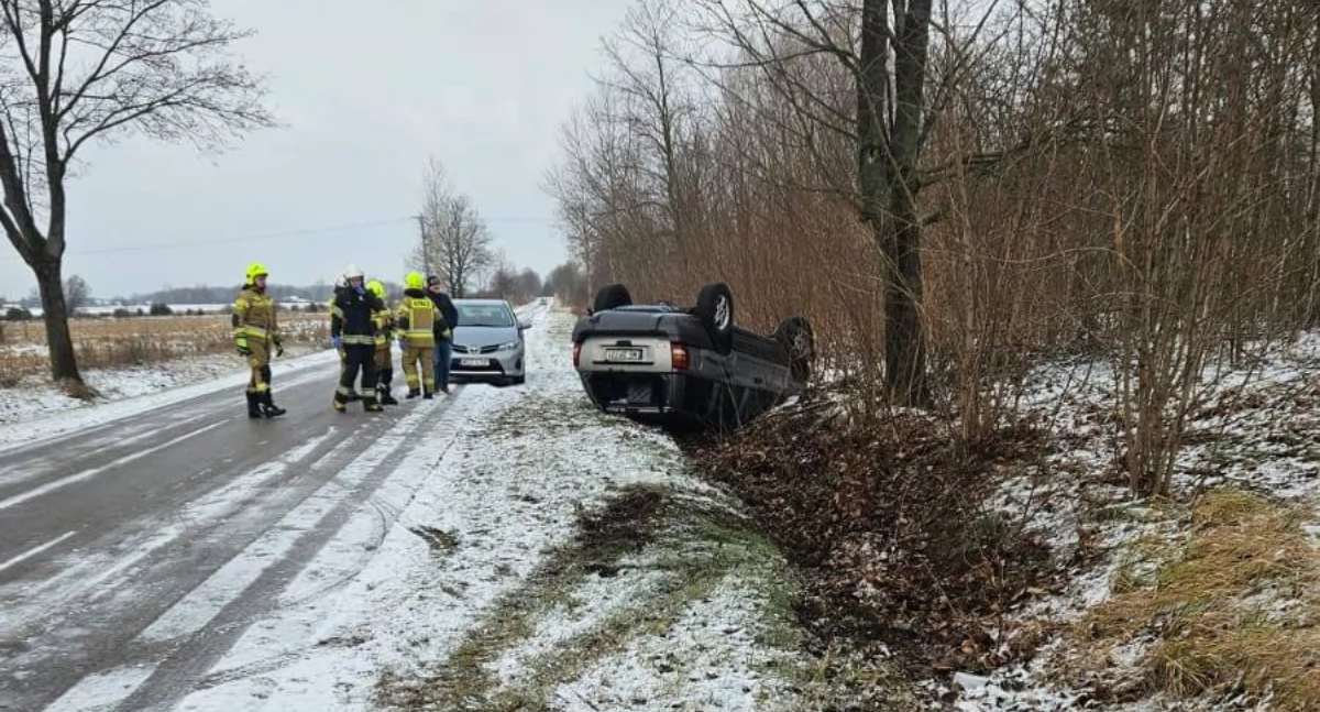 Dachowanie pojazdu na trasie Orońsko-Łaziska – apel o ostrożność na drodze