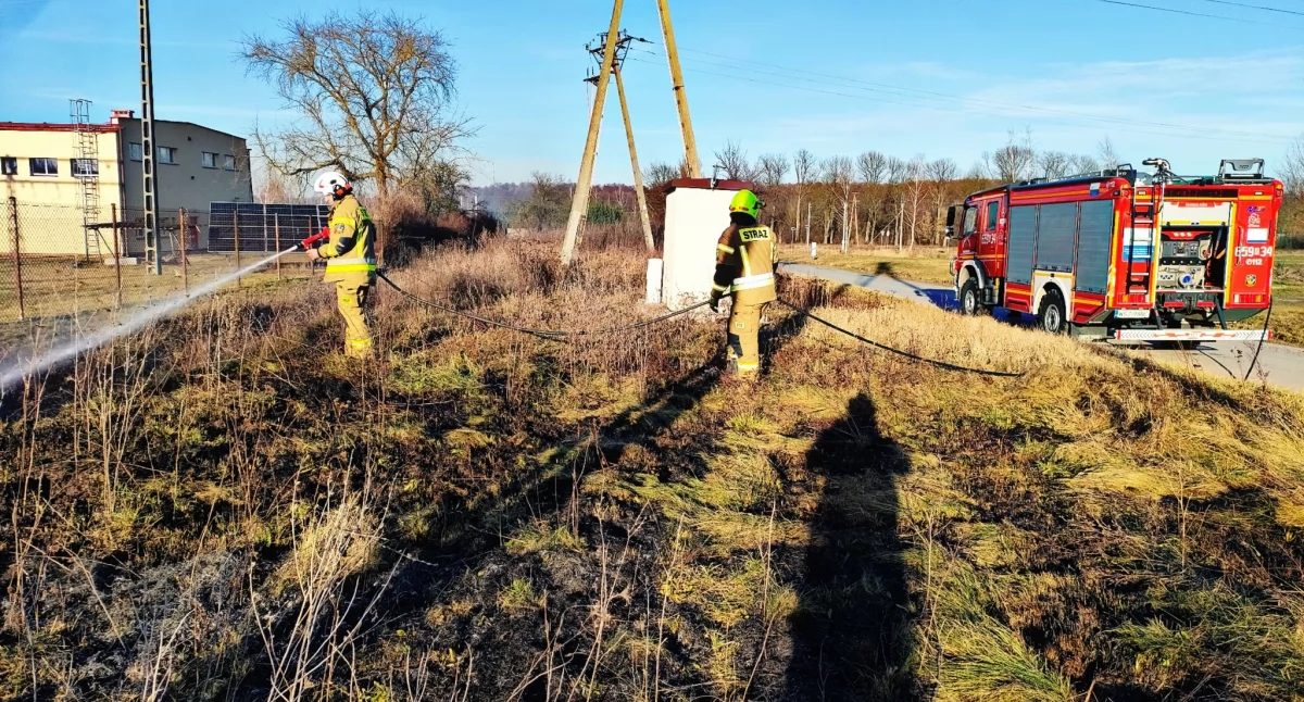 Pożar traw w Chronówku oraz interwencja w Orońsku