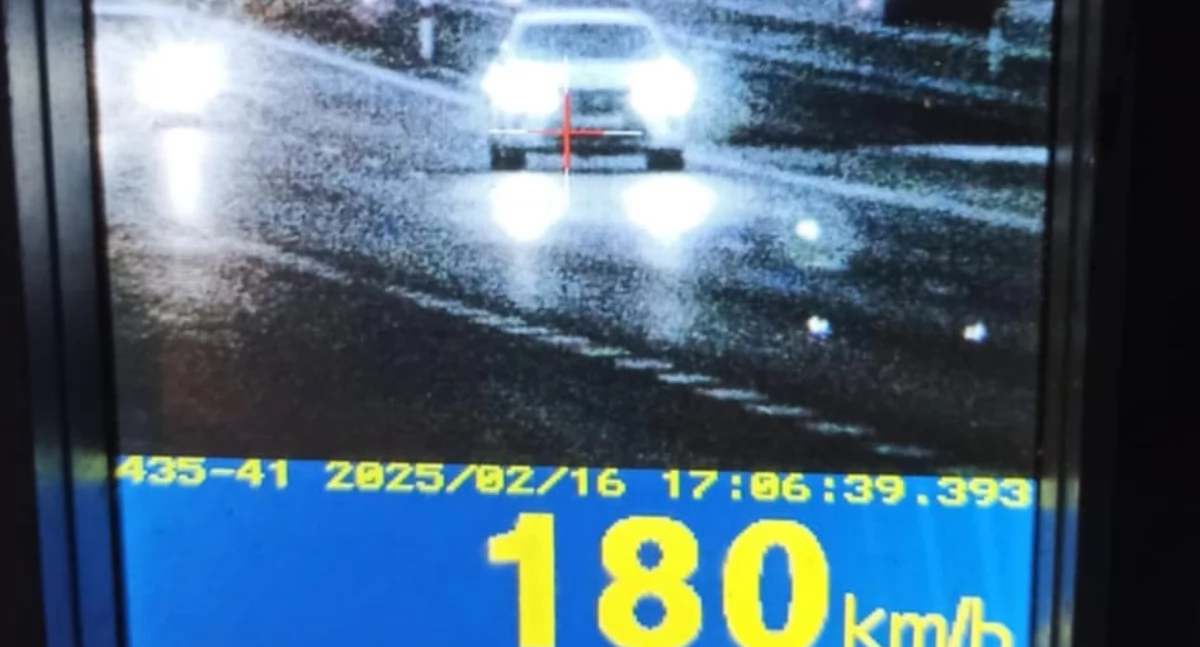 Kierowca lexusa pędził 180 km/h na S7 w Baraku