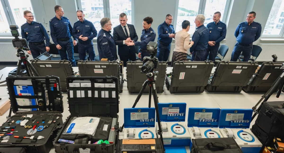 Drony, aparaty, walizki kryminalistyczne – nowy sprzęt trafił do policji na Mazowszu