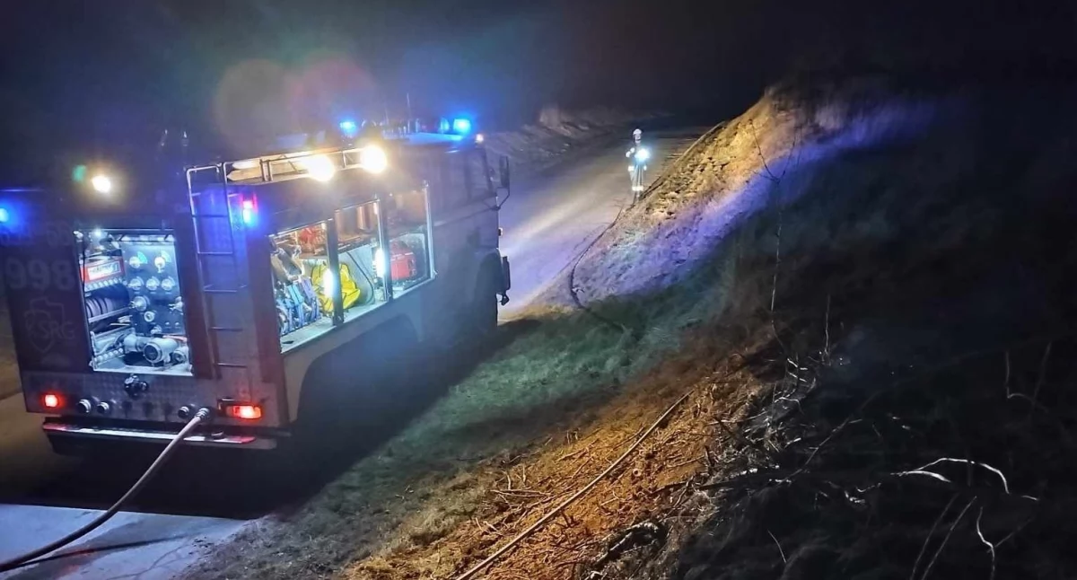 Pożar traw w Świniowie – szybka akcja strażaków zapobiegła rozprzestrzenieniu się ognia
