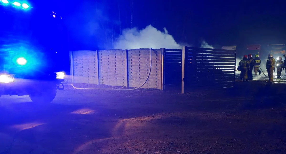 Pożar garażu w Świerczku: Strażacy walczyli z ogniem przez godzinę