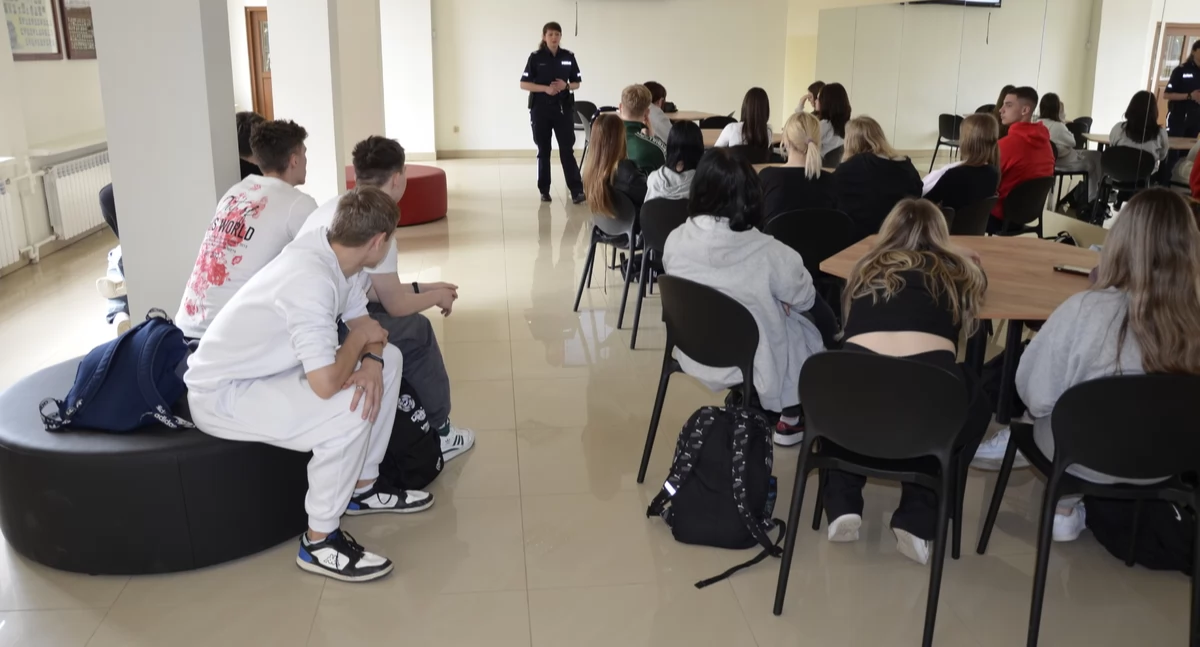 Policjantki z Szydłowca rozmawiały z uczniami o zagrożeniach i służbie w Policji