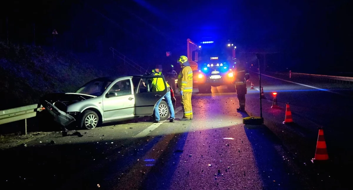 Nocny wypadek na S7 – kierowca zbiegł z miejsca zdarzenia