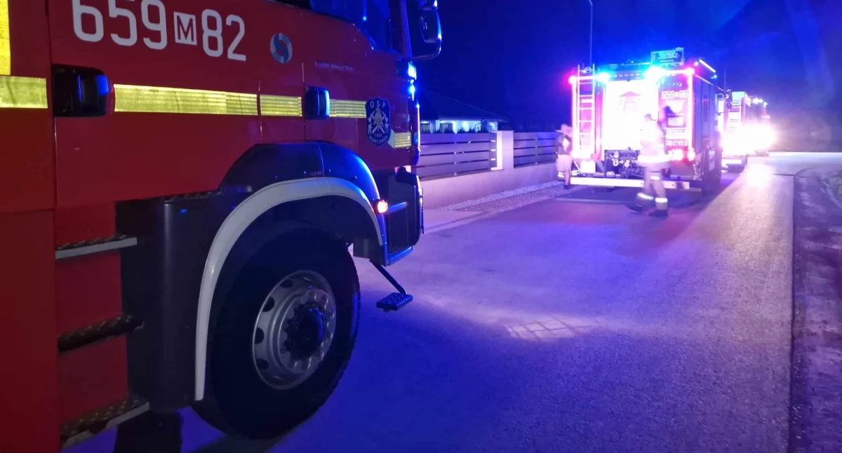 Pożar domu w Jastrzębiu. Sześć zastępów straży w akcji
