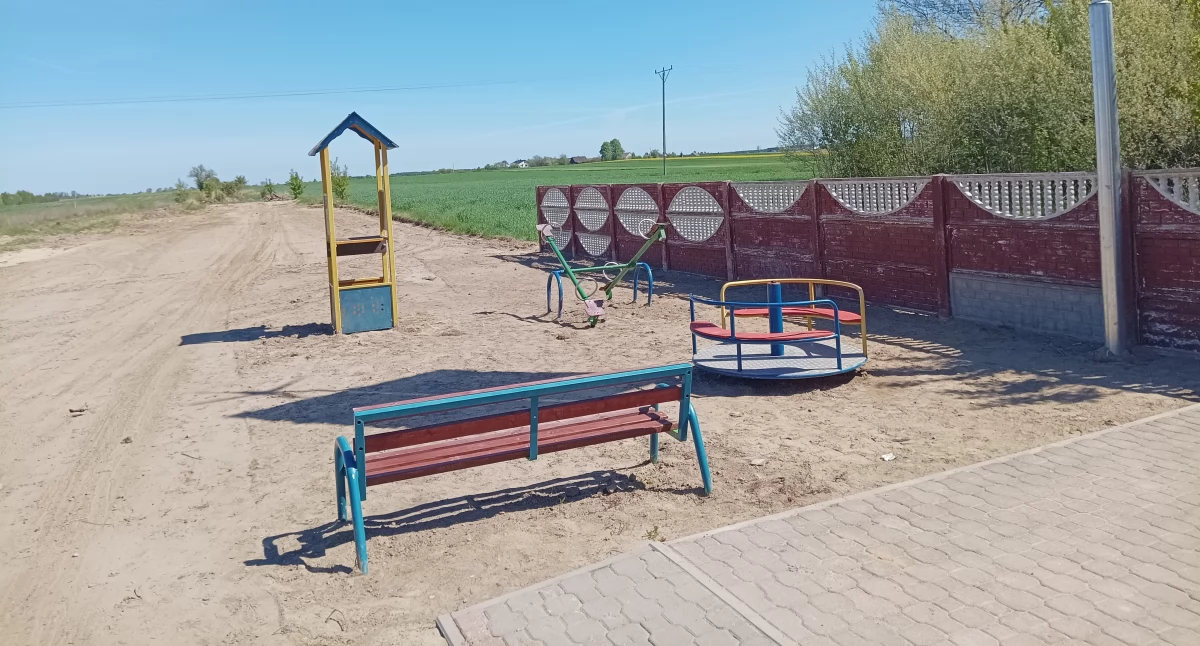 Remont w Zbijowie Małym nabiera tempa. Nowe chodniki, zabawki i plan na więcej