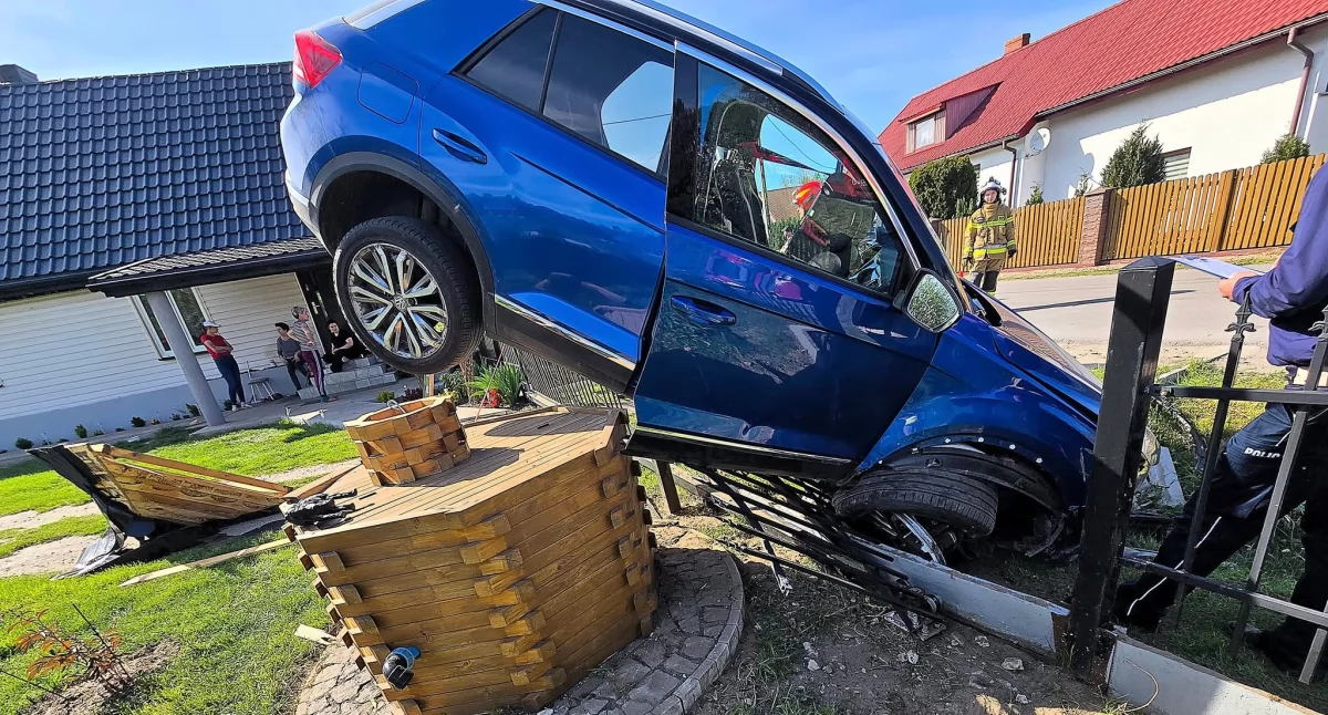 Auto zawieszone na ogrodzeniu w Wilczej Woli. Interweniowały służby ratunkowe