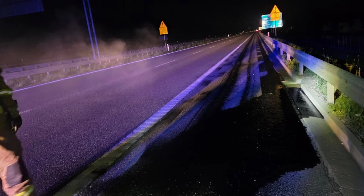 Nocna interwencja na trasie S7 – wyciek oleju z ciężarówki