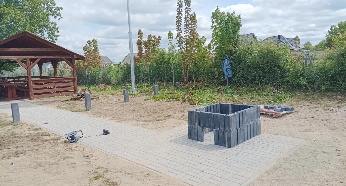 Nowe chodniki, palenisko i porządki przy świetlicy w Zbijowie Dużym