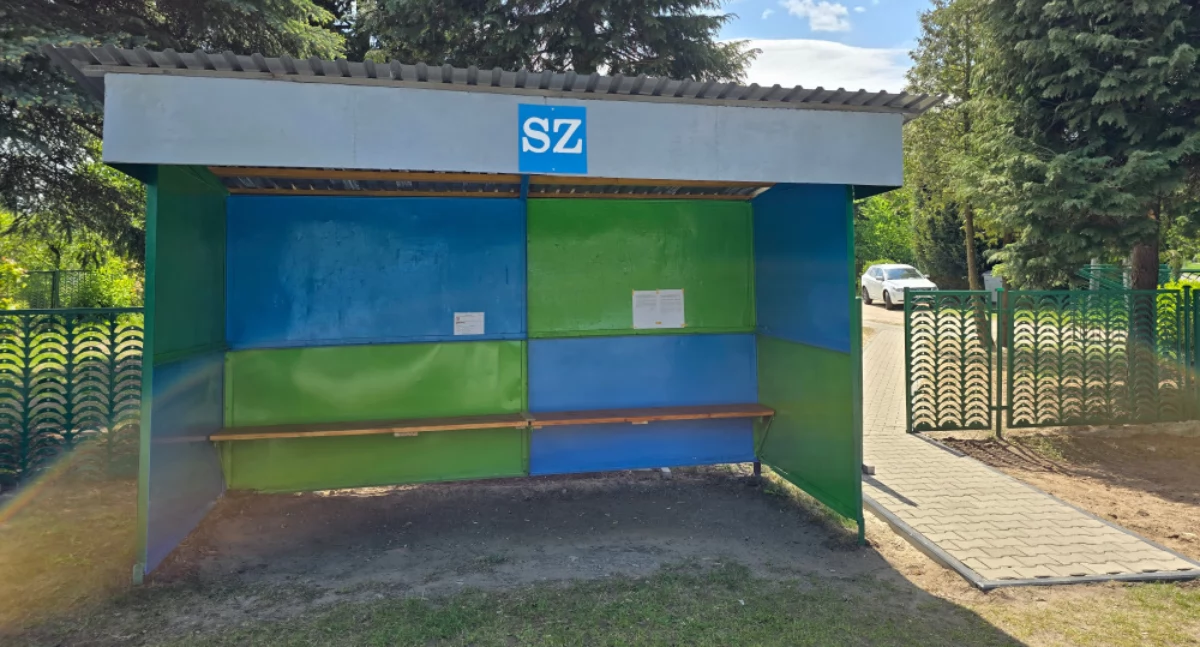 Nowy chodnik, furtka i odnowiony przystanek przy szkole w Ciepłej!