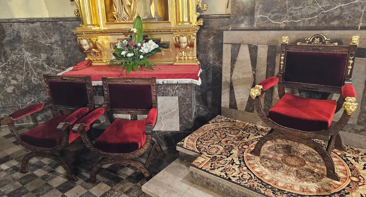 Zabytkowe sedilia i nowe siedziska dla koncelebransów już w kościele w Szydłowcu