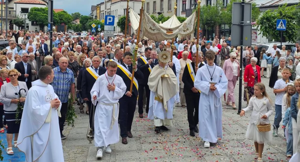 Procesja Bożego Ciała przeszła ulicami Szydłowca. Tłumy wiernych świętowały