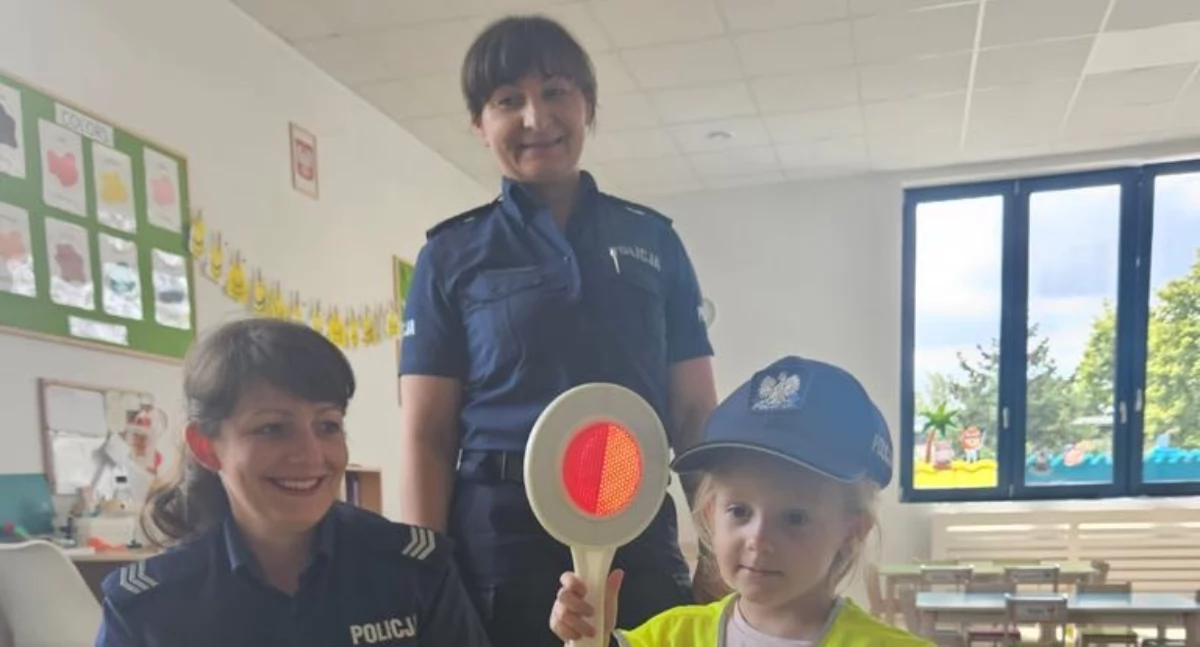 Policjantki uczą przedszkolaki, jak być bezpiecznym w wakacje!