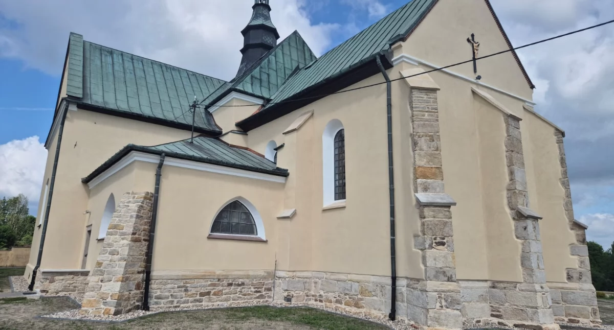 Kościół w Chlewiskach odzyskuje blask. Trwa renowacja zabytku
