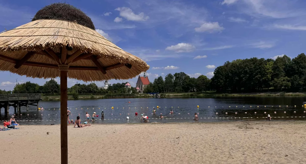 Zalew Szydłowiecki zaprasza – atrakcje, plaża i bezpieczna kąpiel