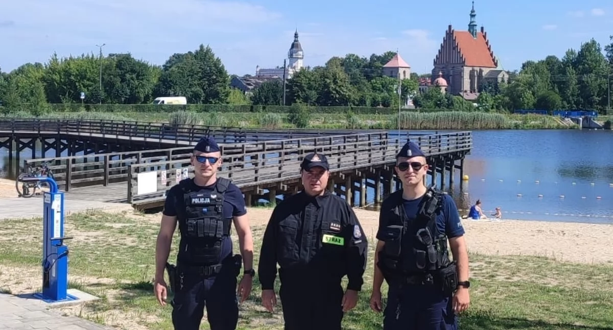 Policjanci i strażacy kontrolują . Bezpieczeństwo nad wodą