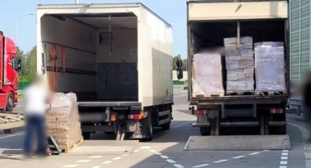 Łapanka na siódemce. Wiśnie i książki niszczą drogi