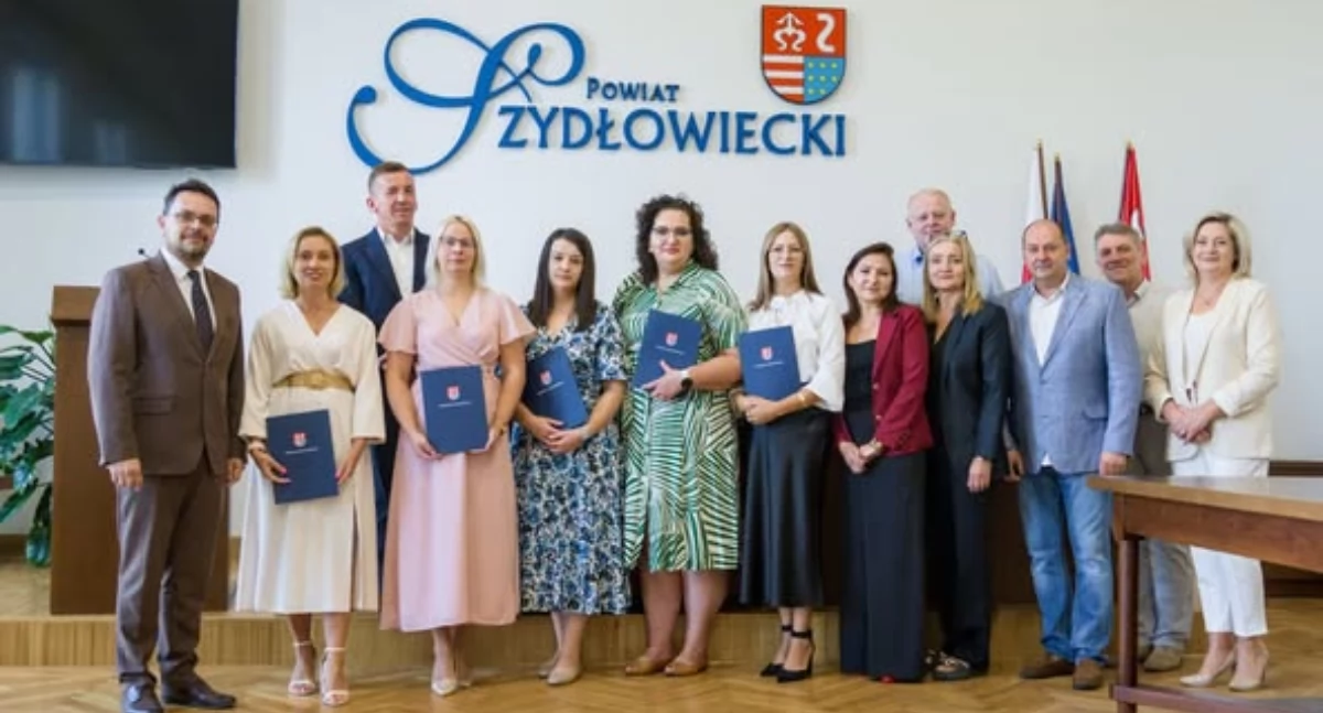 Ośmiu nauczycieli z powiatu szydłowieckiego z awansem na stopień mianowanego