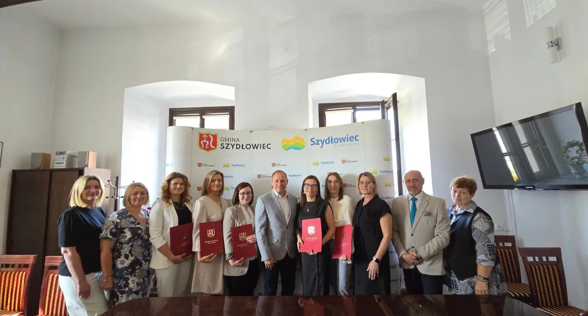 Burmistrz wręczył akty mianowania nauczycielom z szydłowieckich placówek