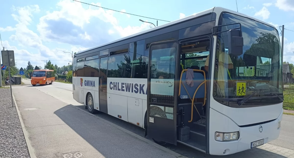 Nowy autobus szkolny w Gminie Chlewiska – inwestycja w bezpieczeństwo uczniów