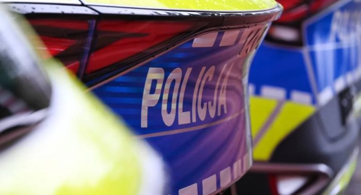 Wypadek na S7 w Szydłowcu. Wystrzał opony ciężarówki uszkodził auto osobowe