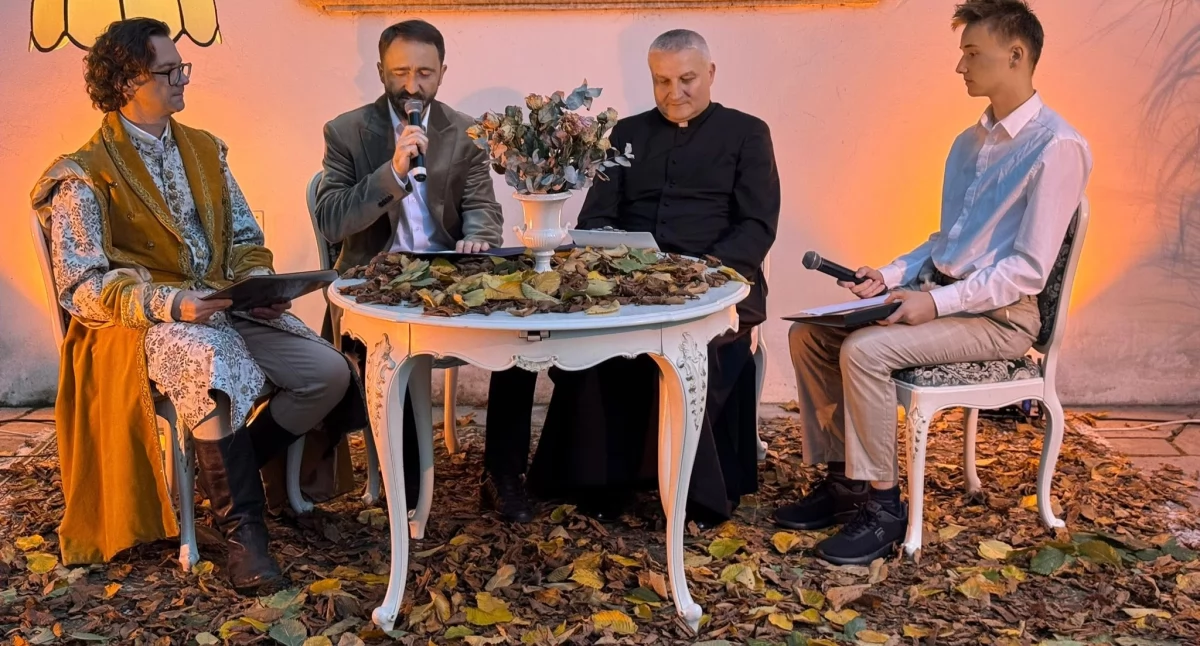 Narodowe Czytanie 2025 na dziedzińcu Zamku w Szydłowcu – wspólne spotkanie z Janem Kochanowskim