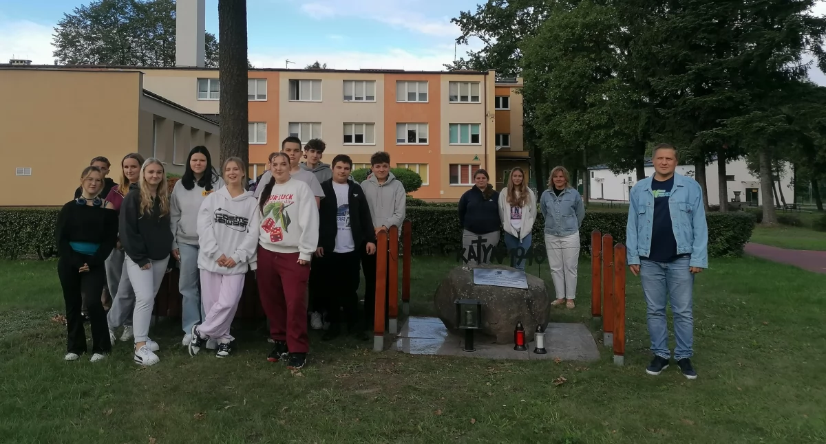 Świece pamięci i patriotyzm – młodzież z Zespołu Szkół im. KOP w Szydłowcu upamiętniła ofiary sowieckiej agresji