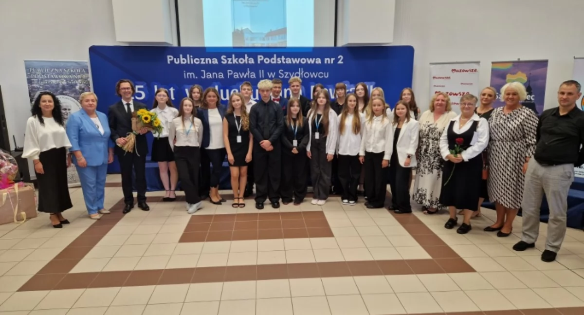 25 lat PSP nr 2 im. Jana Pawła II w Szydłowcu – wspomnienia, koncert i spotkania po latach