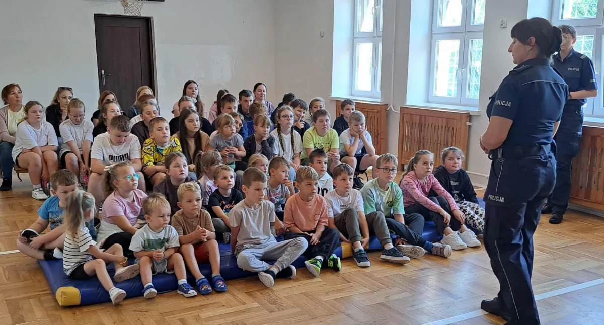Policjantki w szkole w Budkach – lekcja bezpieczeństwa na drodze